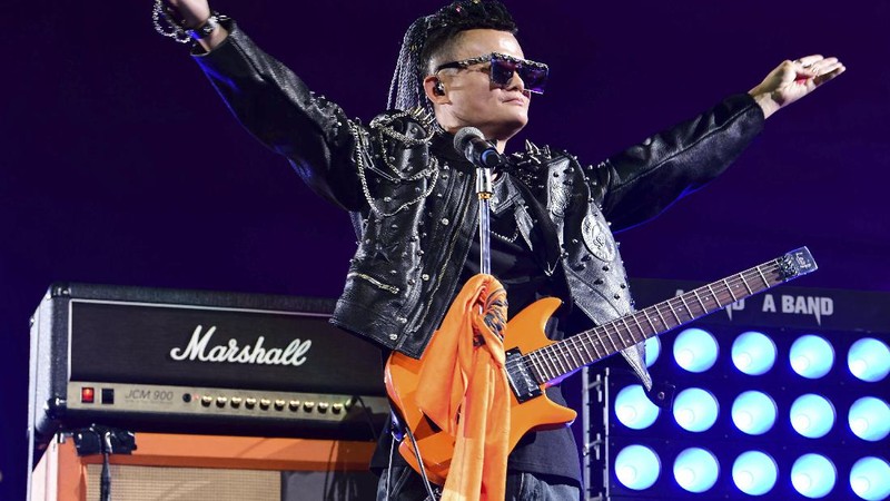 Dalam acara ini Jack Ma tampil bak Rockstar sambil bermain gitar di atas panggung dengan mengenakan jaket hitam dan kacamata hitam dan rambut palsu.