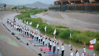 VIDEO: Aksi Damai Lewat Yoga di Perbatasan Amerika-Meksiko