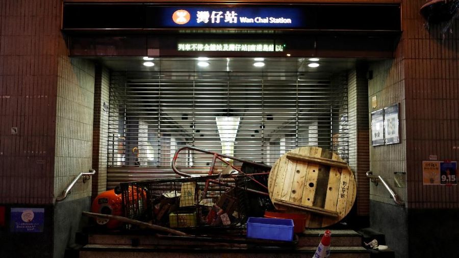 Bentrok diantara pengunjuk rasa pro-demokrasi Hong Kong dengan polisi Hong Kong tersebut melibatkan bom api dan meriam air dengan tinta biru.