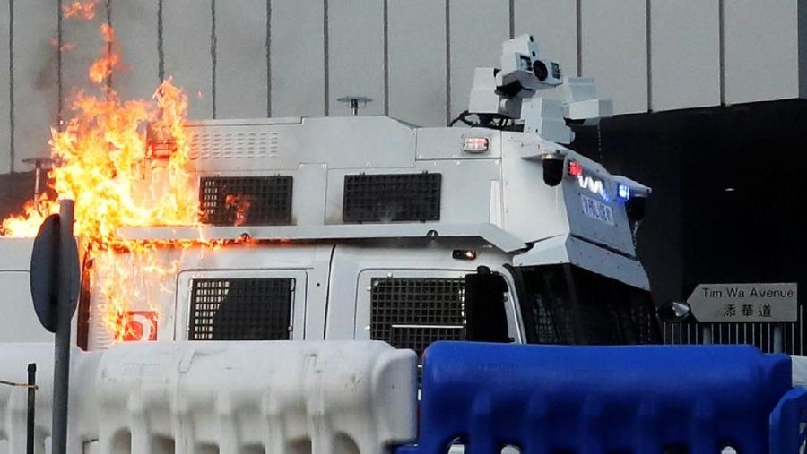 Bentrok diantara pengunjuk rasa pro-demokrasi Hong Kong dengan polisi Hong Kong tersebut melibatkan bom api dan meriam air dengan tinta biru.