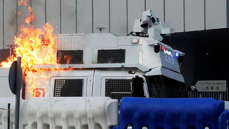 Bentrok diantara pengunjuk rasa pro-demokrasi Hong Kong dengan polisi Hong Kong tersebut melibatkan bom api dan meriam air dengan tinta biru.