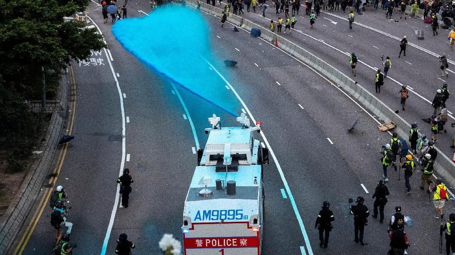 Bentrok diantara pengunjuk rasa pro-demokrasi Hong Kong dengan polisi Hong Kong tersebut melibatkan bom api dan meriam air dengan tinta biru.