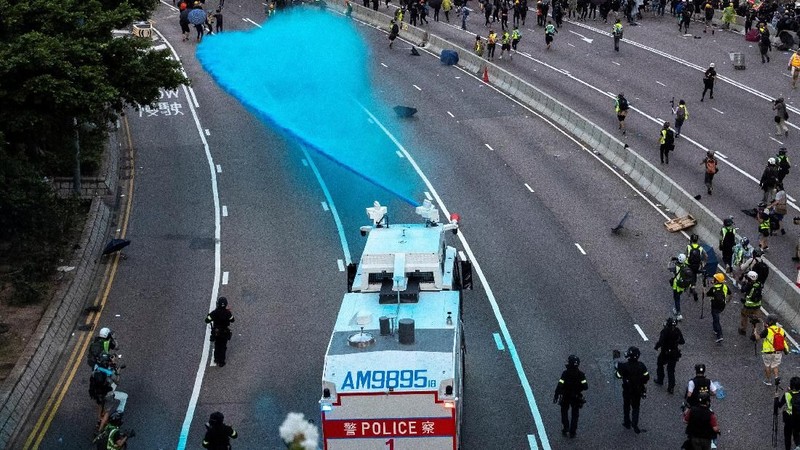 Bentrok diantara pengunjuk rasa pro-demokrasi Hong Kong dengan polisi Hong Kong tersebut melibatkan bom api dan meriam air dengan tinta biru.