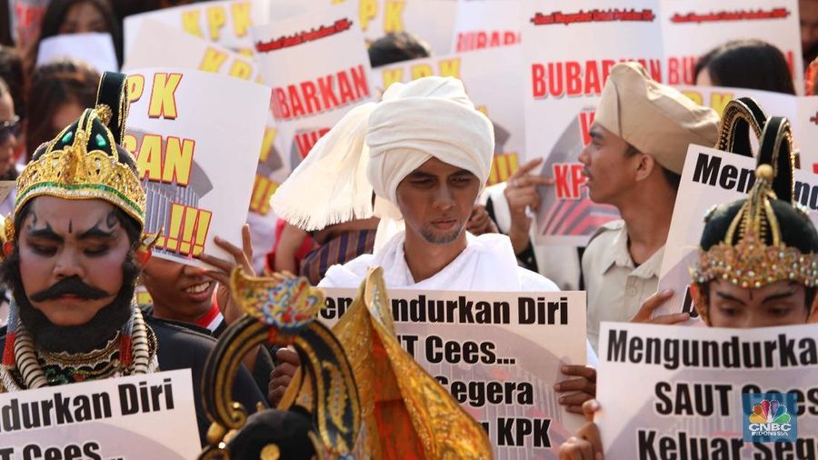 Massa tersebut datang untuk mendukung revisi UU KPK dan menuntut pimpinan KPK 2015-2019 mundur dari jabatannya.