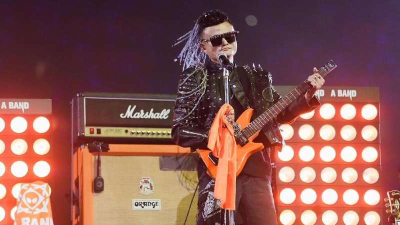 Dalam acara ini Jack Ma tampil bak Rockstar sambil bermain gitar di atas panggung dengan mengenakan jaket hitam dan kacamata hitam dan rambut palsu.