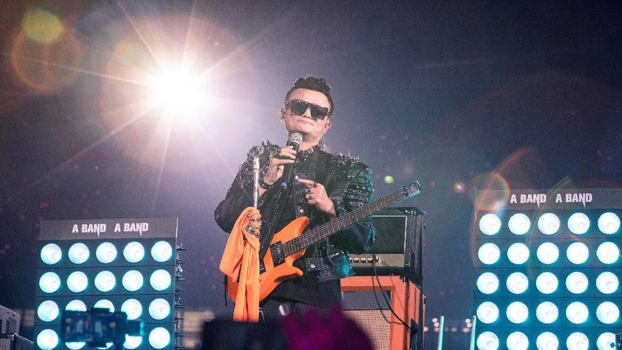 Dalam acara ini Jack Ma tampil bak Rockstar sambil bermain gitar di atas panggung dengan mengenakan jaket hitam dan kacamata hitam dan rambut palsu.