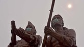 Dua patung di Monumen Perjuangan Rakyat Riau bermasker medis saat kabut asap pekat menyelimuti Kota Pekanbaru, Riau, Sabtu (14/9). Di Pekanbaru sendiri libur sekolah diperpanjang hingga dua hari ke depan karena kondisi udara yang semakin memburuk. (ANTARA FOTO/FB Anggoro)