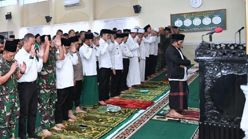 Salat Istisqa dilakukan sebelum Presiden melakukan peninjauan dua lokasi kebakaran hutan dan lahan di Kecamatan Bunut