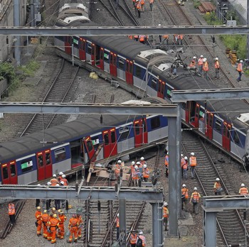 Ngeri! Kereta Penumpang di Hong Kong Tergelincir, 8 Terluka