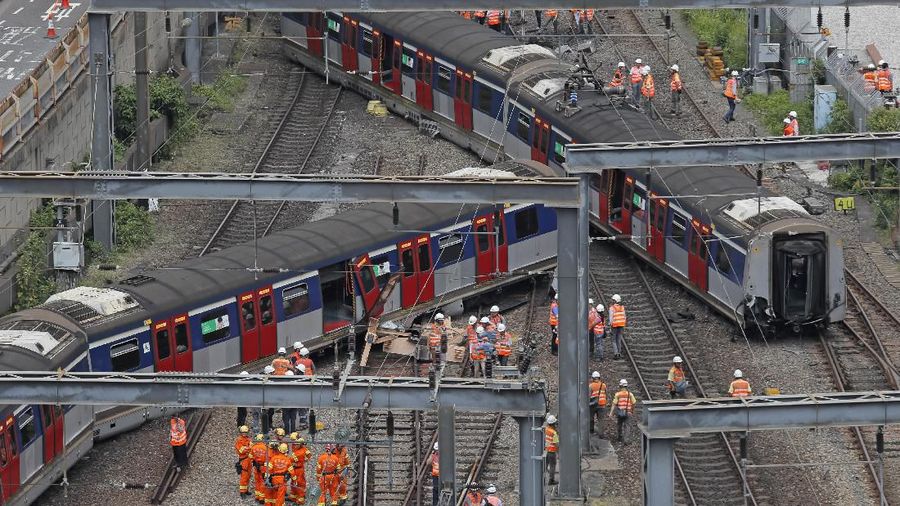 Layanan kereta api di Jalur West Rail dilanjutkan sekitar pukul 11:40, tetapi di jalur bagian antara Mong Kok Timur dan Hung Hom masih ditutup.