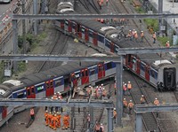 Ngeri! Kereta Penumpang di Hong Kong Tergelincir, 8 Terluka