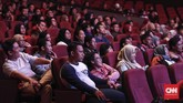 Cukup banyak penonton yang hadir di Balai Pemuda malam itu. Meskipun tiket tanda masuk gratis, masih terlihat jejeran bangku yang kosong. (CNN Indonesia/Safir Makki)