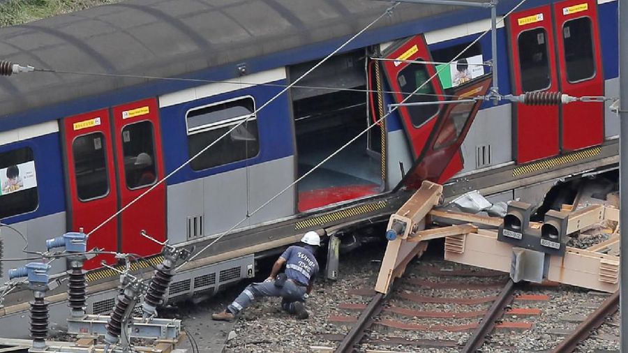 Layanan kereta api di Jalur West Rail dilanjutkan sekitar pukul 11:40, tetapi di jalur bagian antara Mong Kok Timur dan Hung Hom masih ditutup.