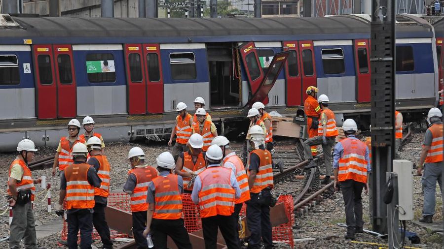Layanan kereta api di Jalur West Rail dilanjutkan sekitar pukul 11:40, tetapi di jalur bagian antara Mong Kok Timur dan Hung Hom masih ditutup.