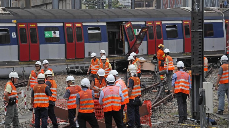 Layanan kereta api di Jalur West Rail dilanjutkan sekitar pukul 11:40, tetapi di jalur bagian antara Mong Kok Timur dan Hung Hom masih ditutup.