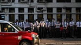 Para pelajar Hong Kong juga melakukan aksi demo dengan membentuk pagar betis atau rantai manusia sebagai bentuk solidaritas terhadap para aktivis. (Anthony WALLACE / AFP)