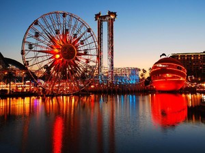 Ya Ampun! Bisa-bisanya Pria Ini Telanjang Saat Keliling Wahana Disneyland