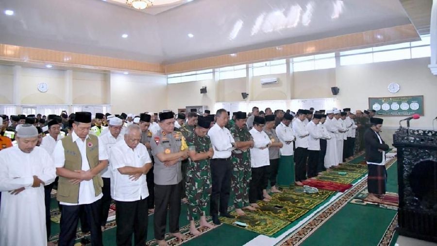 Salat Istisqa dilakukan sebelum Presiden melakukan peninjauan dua lokasi kebakaran hutan dan lahan di Kecamatan Bunut