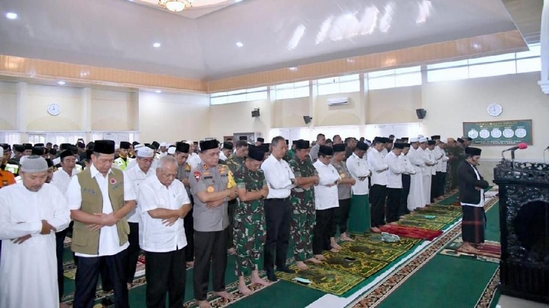 Salat Istisqa dilakukan sebelum Presiden melakukan peninjauan dua lokasi kebakaran hutan dan lahan di Kecamatan Bunut