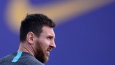 Lionel Messi kembali masuk Best XI lantaran produktivitas golnya tak surut. Ia juga terpilih sebagai pemain terbaik dunia versi FIFA. (Photo by PAU BARRENA / AFP)