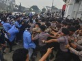 Mahasiswa dan Polisi Saling Pukul di Kantor Gubernur Sumsel
