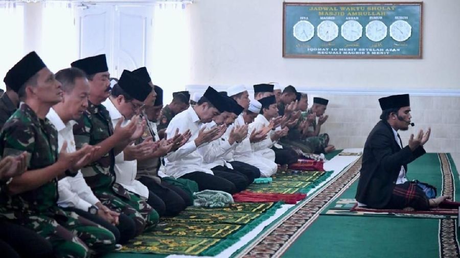 Salat Istisqa dilakukan sebelum Presiden melakukan peninjauan dua lokasi kebakaran hutan dan lahan di Kecamatan Bunut