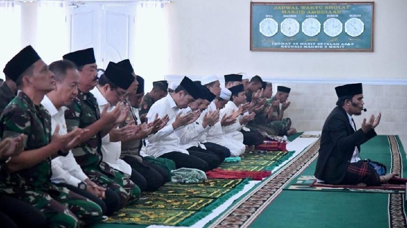 Salat Istisqa dilakukan sebelum Presiden melakukan peninjauan dua lokasi kebakaran hutan dan lahan di Kecamatan Bunut