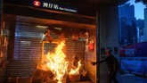 Meski peserta aksi demo di Hong Kong kian hari semakin menyusut, tetapi taktik yang mereka lakukan semakin keras. Yakni dengan menargetkan toko atau tempat usaha yang terkait dengan pemerintah China. (Anthony WALLACE / AFP)