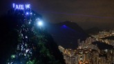 Aksi yang dilakukan para demonstran Hong Kong juga cukup kreatif dan tidak melulu berakhir bentrok. Salah satunya dengan membuat seni cahaya dari sinar laser dan ponsel yang disusun. (Anthony WALLACE / AFP)