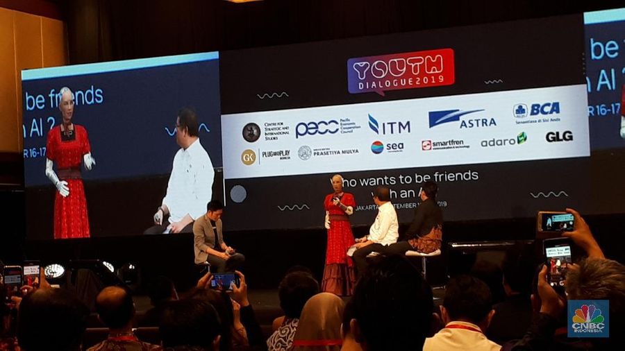 Menteri Rudiantara berbicara dengan robot Sophia yang bisa merespons pertanyaan manusia.