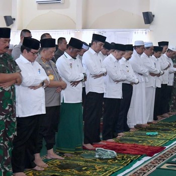Jokowi Salat Istisqa Minta Hujan Sebelum Cek Kebakaran Hutan
