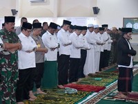 Jokowi Salat Istisqa Minta Hujan Sebelum Cek Kebakaran Hutan