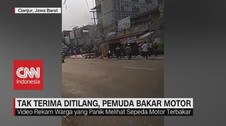 VIDEO: Tak Terima Ditilang, Pemuda Bakar Motor