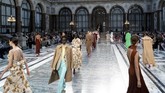 Victoria Beckham merilis koleksi Spring/Summer 2020 teranyarnya pada gelaran London Fashion Week, akhir pekan lalu. Koleksi ini dipamerkan dalam sebuah gedung mewah yang pertama kali digunakan oleh Sultan Turki pada 1867 silam. (Photo by Niklas HALLE'N / AFP)