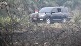 Mobil yang membawa Presiden Joko Widodo di lokasi kebakaran hutan dan lahan (karhutla) di Desa Merbau, Kecamatan Bunut, Pelalawan, Riau, Selasa (17/9). (ANTARA FOTO/Puspa Perwitasari)