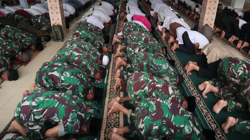 Salat Istisqa dilakukan sebelum Presiden melakukan peninjauan dua lokasi kebakaran hutan dan lahan di Kecamatan Bunut