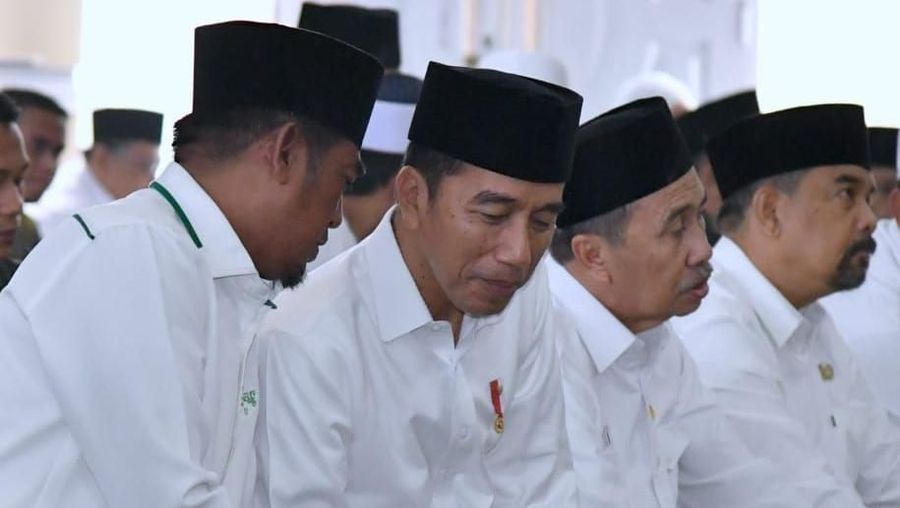 Salat Istisqa dilakukan sebelum Presiden melakukan peninjauan dua lokasi kebakaran hutan dan lahan di Kecamatan Bunut