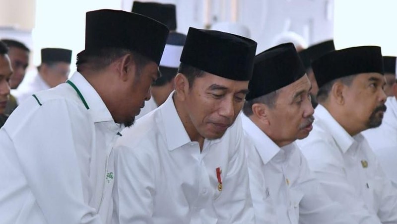 Salat Istisqa dilakukan sebelum Presiden melakukan peninjauan dua lokasi kebakaran hutan dan lahan di Kecamatan Bunut