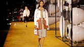 Burberry meluncurkan koleksi Spring/Summer 2020 dalam gelaran London Fashion Week pada Senin (16/9). (Photo by Tolga AKMEN / AFP)