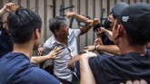 Demonstran Hong Kong juga bertikai dengan warga yang tidak mendukung salah satu pihak dalam gejolak politik setempat. (ISAAC LAWRENCE / AFP)