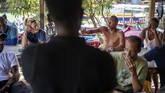 Belinda Morrow, ketua White River Marine Association duduk bersama nelayan lokal, Raymond Taylor. (AP Photo/David Goldman)