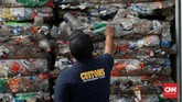 Rencananya, pemerintah akan melakukan re-ekspor sampah secara bertahap. (CNN Indonesia/Andry Novelino)