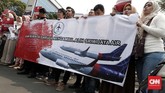 Asosiasi Serikat Pekerja Sriwijaya Air (Aspersi) menggelar aksi unjuk rasa karena mereka mencium ada upaya memailitkan diri yang dilakukan manajemen Sriwijaya yang bisa berdampak ke nasib 10 ribu karyawan. (CNNIndonesia/Safir Makki)