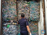 1.864 Ton Limbah Berbahaya Tujuan RI Ditemukan di Malaysia