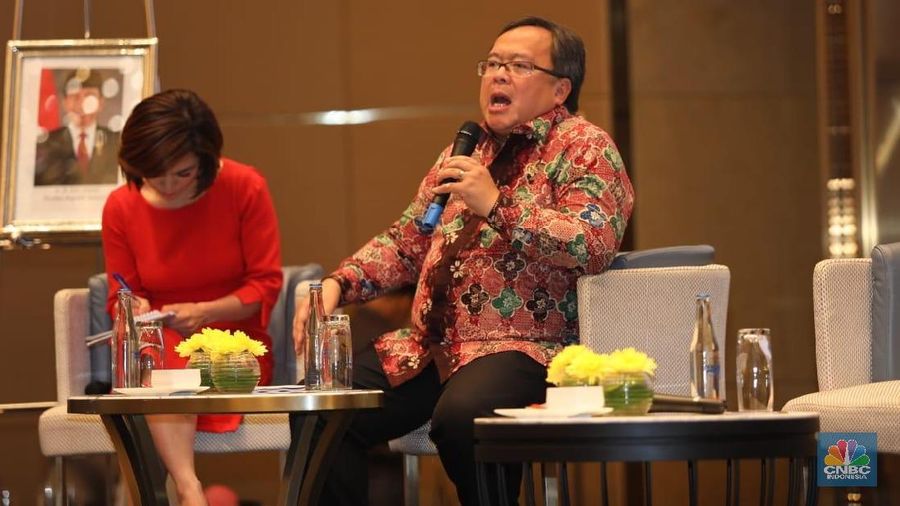 Selain itu, pemerintah juga memperkenankan PNS untuk memiliki tanah di Ibu Kota baru.