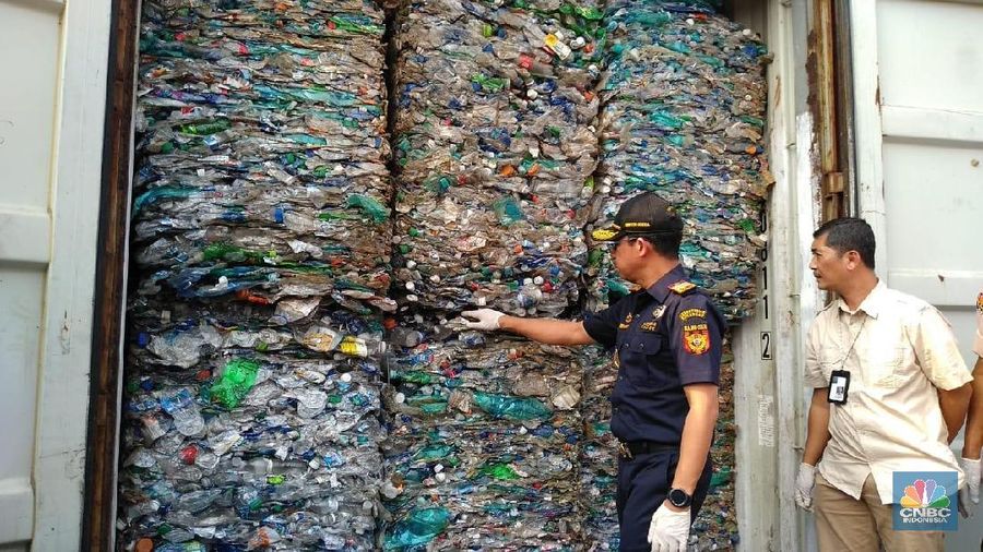 Penyidik KLHK telah menetapkan 2 orang warga negara Singapura sebagai tersangka karena memasukkan 87 kontainer limbah yang terkontaminasi B3.