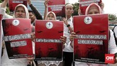 Asosiasi Serikat Pekerja Sriwijaya Air (Aspersi) berunjuk rasa di depan kantor Kementerian Ketenagakerjaan, Rabu (18/9) menuntut manajemen mematuhi kerja sama dengan Garuda Indonesia Group. (CNNIndonesia/Safir Makki)