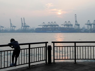 A boy looks at the coastline shrouded by haze in Singapore September 12, 2019. REUTERS/Feline Lim