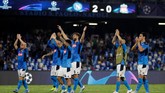 Napoli mengalahkan juara Liga Champions musim lalu Liverpool dengan skor 2-0 di Stadion San Paolo. Sebanyak dua gol I Partenopei dicetak Dries Mertens melalui eksekusi penalti dan Fernando Llorente. (AP Photo/Gregorio Borgia)