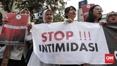 Mereka juga menuntut Kementerian Ketenagakerjaan memanggil manajemen Sriwijaya dan meminta keterangan dari mereka atas indikasi intimidasi yang dilakukan manajemen atas pekerja yang mendukung kerja sama manajemen dengan Garuda Indonesia. (CNNIndonesia/Safir Makki)